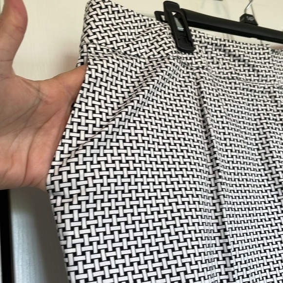 Women’s 22WP Talbots Black/White Basketweave Patterned Capris front pockets - Picture 6 of 10